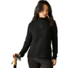 Frau mit dunklen, schulterlangen Haaren in schwarzem, strukturiertem Langarm-Pullover mit kurzem Reißverschluss, hält einen Stock mit Holzgriff, heller Hintergrund