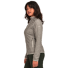 Frau mit grauem Blazer und schwarzer Hose, seitlich stehend