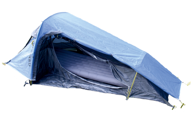 Kleines blaues Zelt mit geöffneter Tür und aufblasbarer Schlafmatte im Inneren