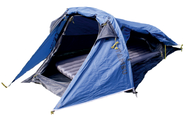 Blaues Campingzelt mit offener Vorderseite und Luftmatratze im Inneren auf weißem Hintergrund