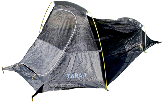 Grau-schwarzes Zelt mit gelben Gestängen und Abspannleinen, offenem Fronteingang mit Moskitonetz und hellblauer Aufschrift 'TARA 1'