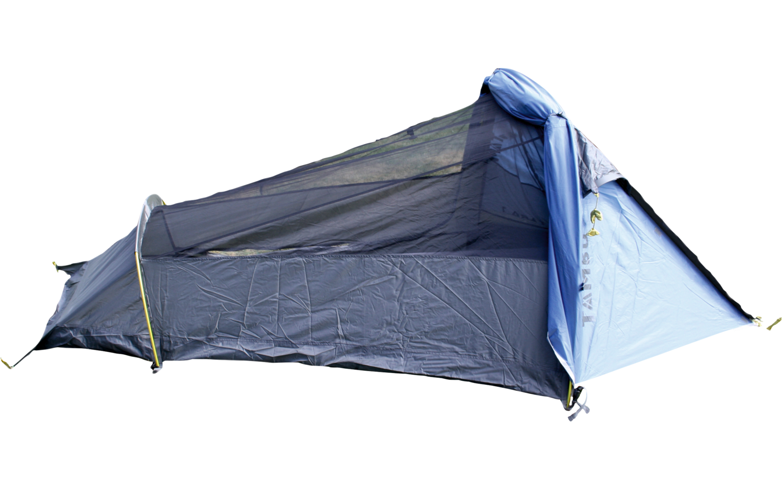 Tente bleue étroite sur fond blanc, entrée ouverte à droite, arceaux visibles et haubans jaunes