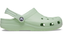 Grüner Kunststoff-Clog mit Riemen und Lüftungslöchern