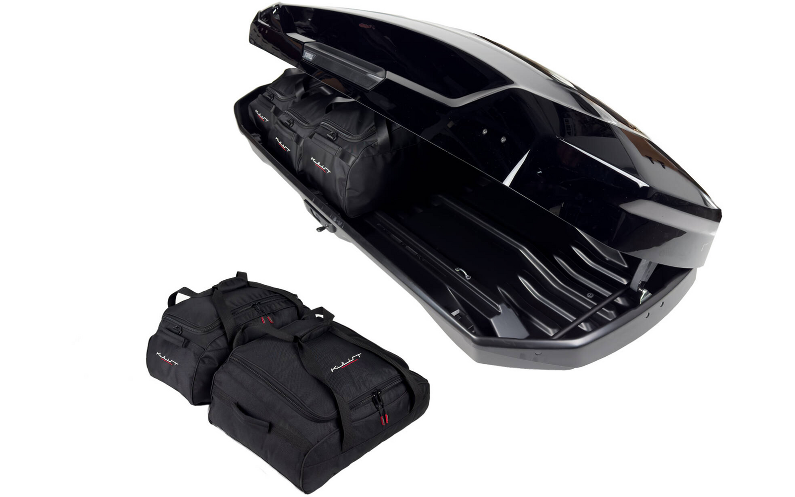 Coffre de toit noir ouvert, avec un sac de voyage noir à l'intérieur et trois sacs noirs à côté