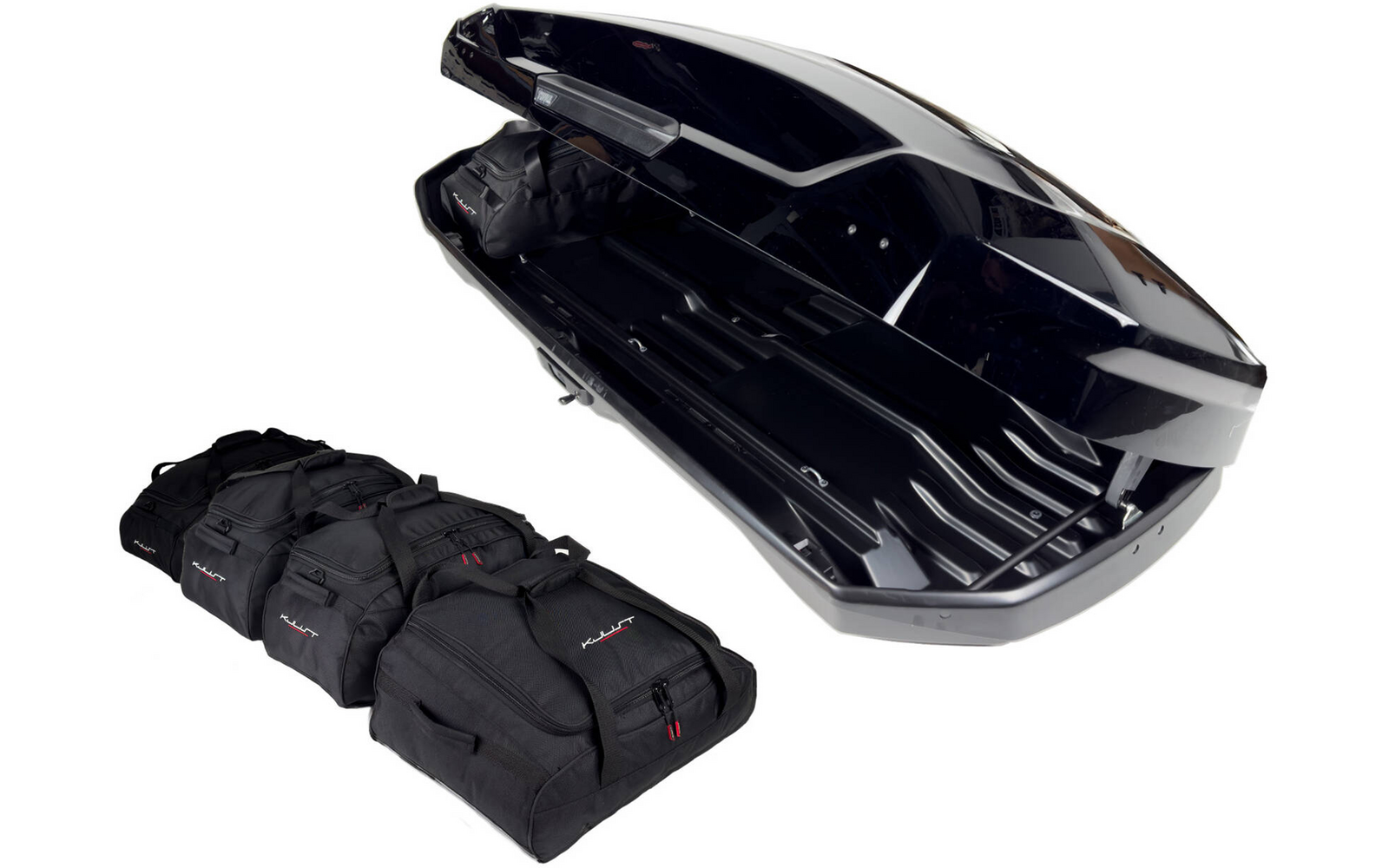 Coffre de toit noir ouvert avec intérieur visible, à côté quatre sacs de voyage noirs