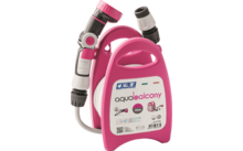 Boîtier en plastique rose avec poignée, tuyau blanc enroulé, embout pulvérisateur noir/gris avec accents roses, étiquette blanche avec texte, fond blanc