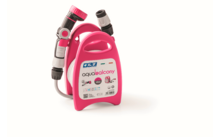 Roze kunststof behuizing met draaghandgreep, opgerolde witte slang, zwarte/grijze sproeikop met roze accenten, wit etiket met tekst, witte achtergrond