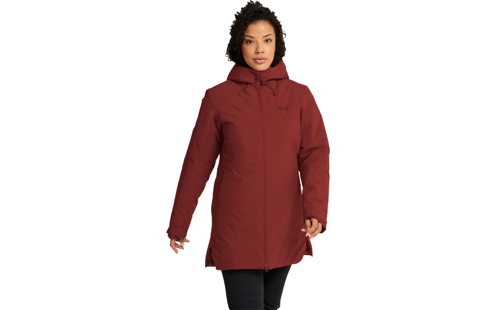 Persona de frente con parka roja con capucha y cremallera frontal, cabello rizado, fondo claro