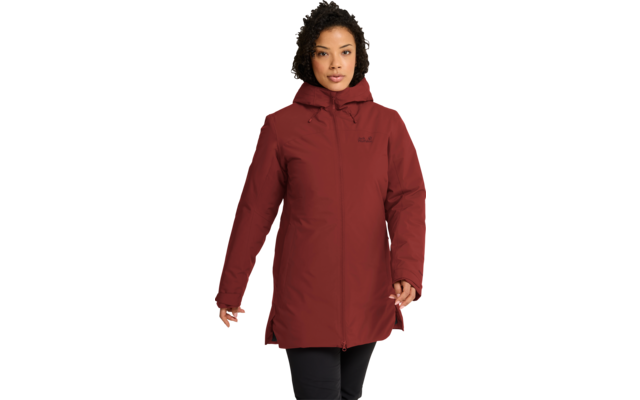 Persona de frente con parka roja con capucha y cremallera frontal, cabello rizado, fondo claro