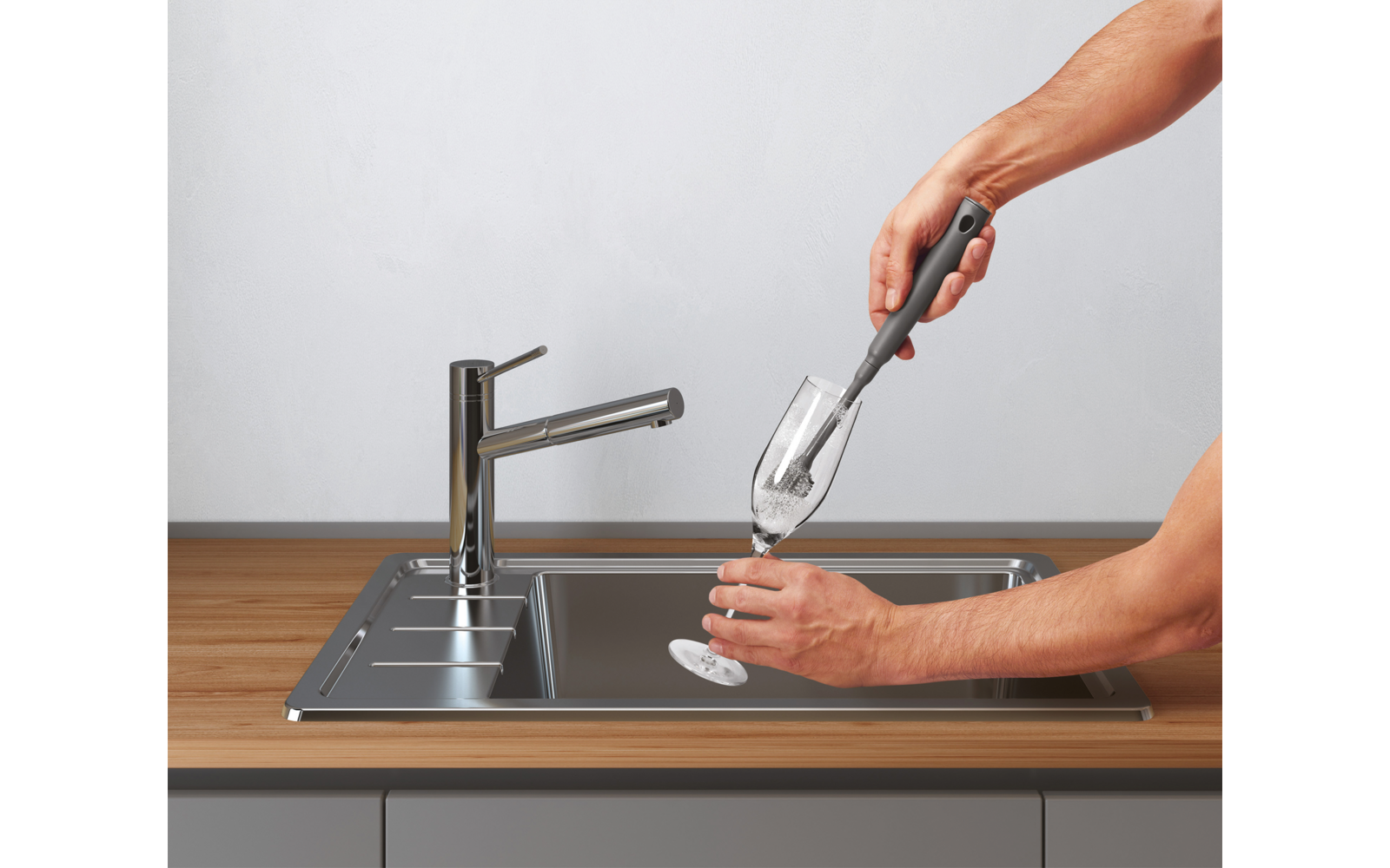 Hand vult glas met water uit keukenkraan