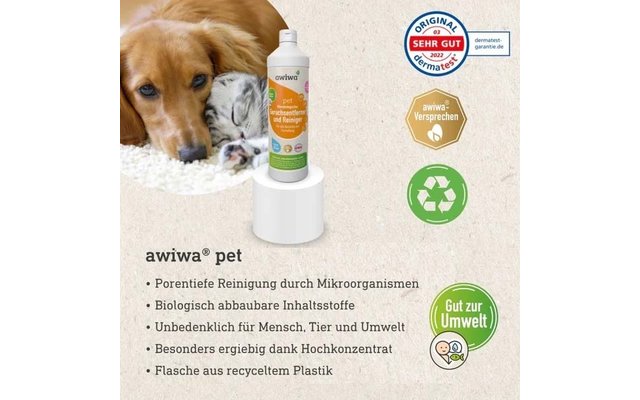 Flasche mit Beschriftung 'awiwa pet' auf weißem Podest; links Hundekopf und Katze mit geschlossenen Augen auf weißem Teppich; rechts mehrere runde Siegel (eins mit Schrift 'SEHR GUT'), Recycling-Symbol und eine deutschsprachige Aufzählung