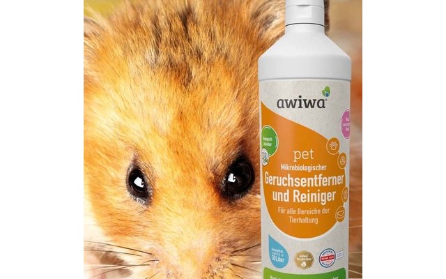 Nahaufnahme eines Hamsters links und rechts eine weiße Flasche Reinigungsmittel mit Etikett ‚awiwa pet Geruchsentferner und Reiniger‘