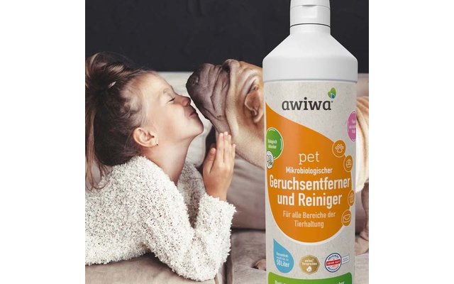 Mädchen liegt auf einer Decke, Nase an Nase mit einem großen Hund; rechts im Vordergrund eine Flasche "awiwa pet" Geruchsentferner und Reiniger mit orange-weißem Etikett