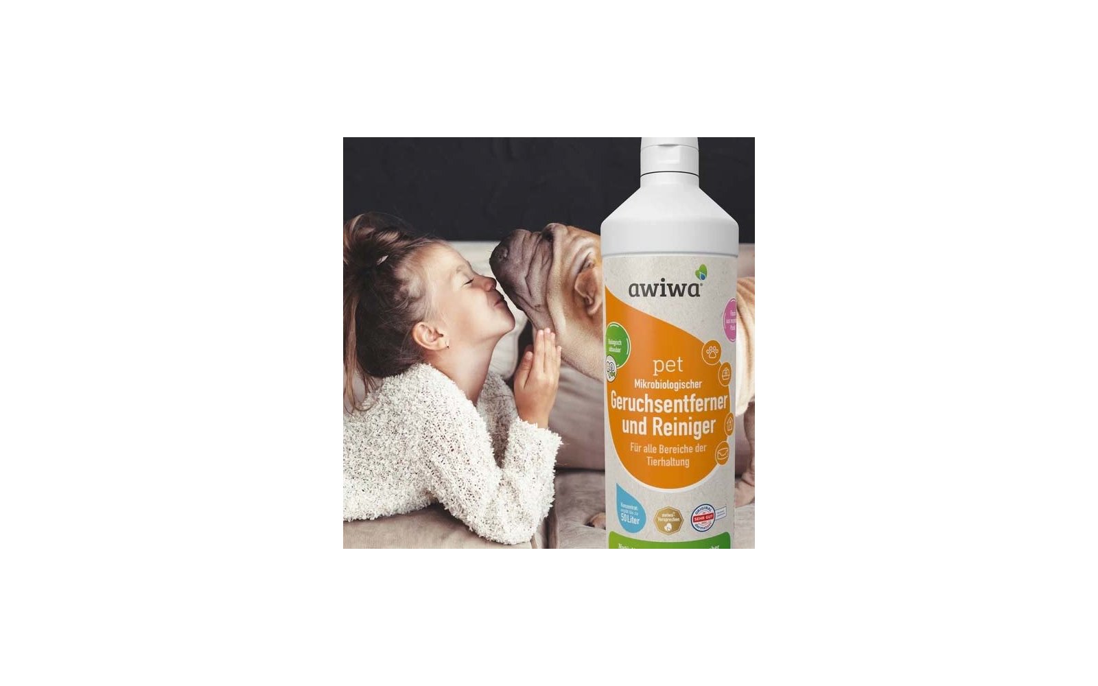 Mädchen liegt auf einer Decke, Nase an Nase mit einem großen Hund; rechts im Vordergrund eine Flasche "awiwa pet" Geruchsentferner und Reiniger mit orange-weißem Etikett