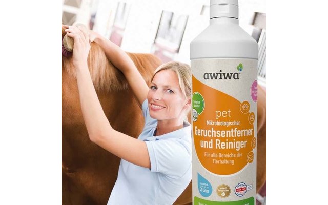 Frau bürstet ein braunes Pferd; im Vordergrund eine weiße Flasche mit Aufdruck 'awiwa pet Mikrobiologischer Geruchsentferner und Reiniger'