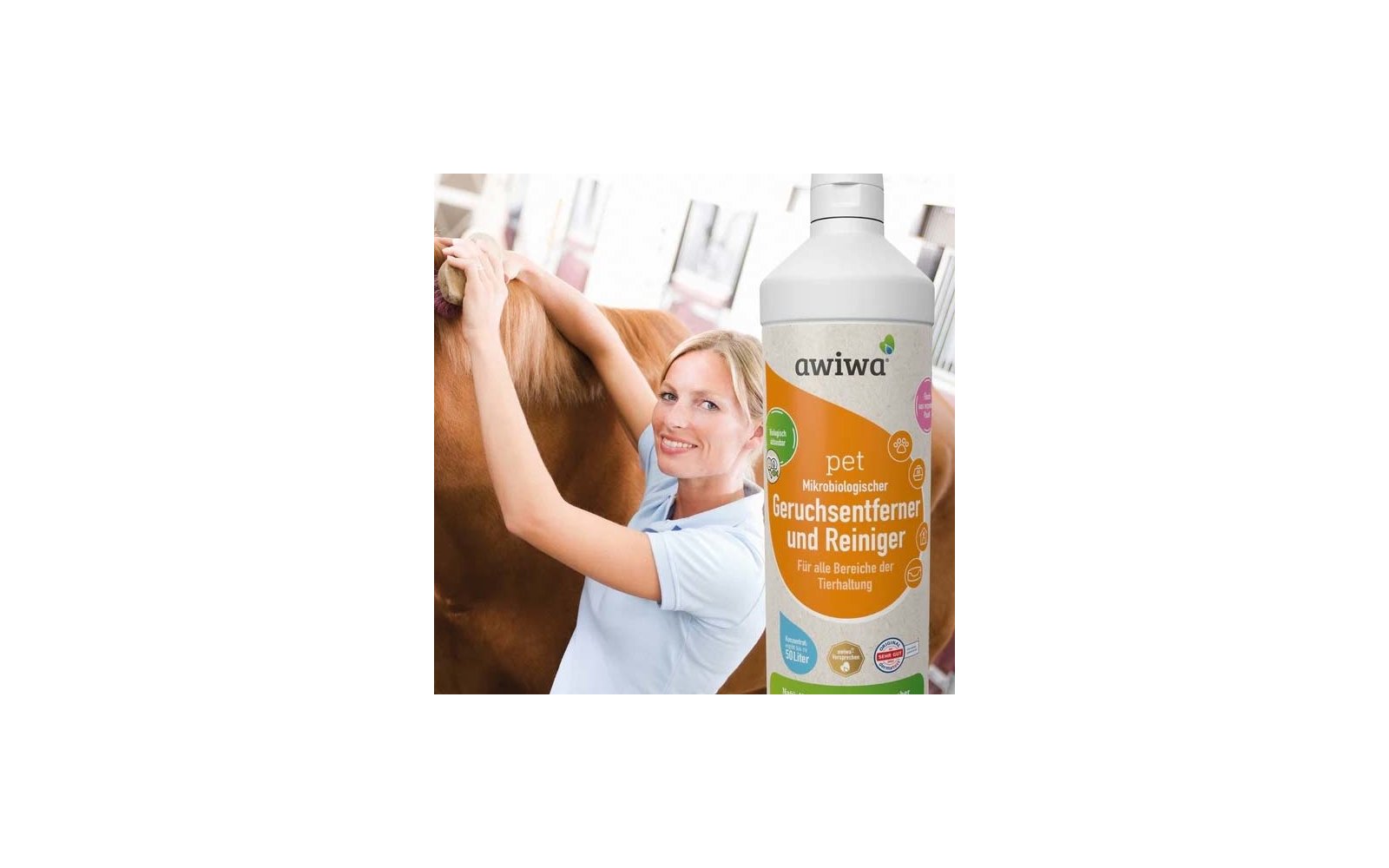 Frau bürstet ein braunes Pferd; im Vordergrund eine weiße Flasche mit Aufdruck 'awiwa pet Mikrobiologischer Geruchsentferner und Reiniger'
