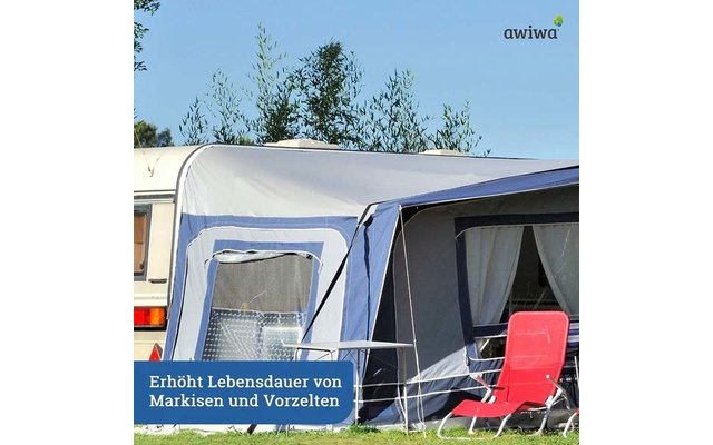 Weißer Wohnwagen mit blau‑grauem Vorzelt, zwei Stühle (rot und Metall), grüner Rasen, Bäume, blauer Himmel, blaues Banner mit weißem Text 'Erhöht Lebensdauer von Markisen und Vorzelten', 'awiwa'-Logo oben rechts