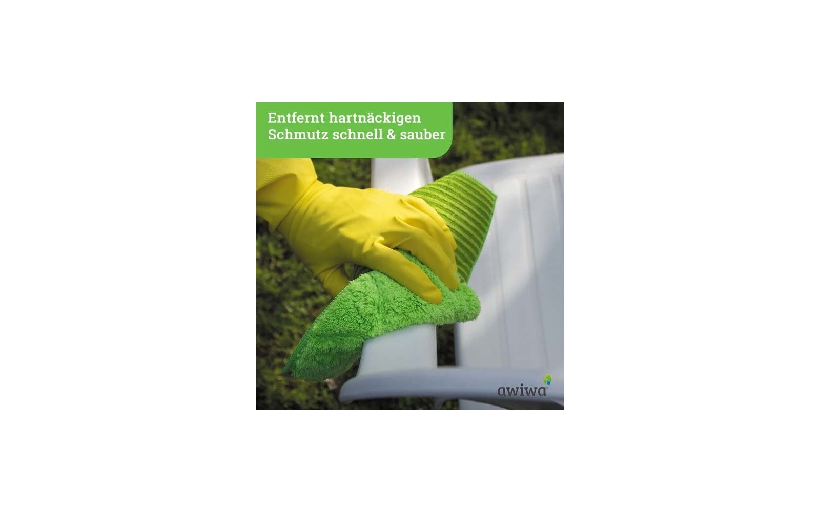 Gelbe Gummihandschuhe halten ein grünes Mikrofasertuch an die Lehne eines weißen Plastikstuhls; oben links grüner Schriftzug Entfent hartnäckigen Schmutz schnell & sauber; Gras im Hintergrund; kleines Logo awiwa unten rechts