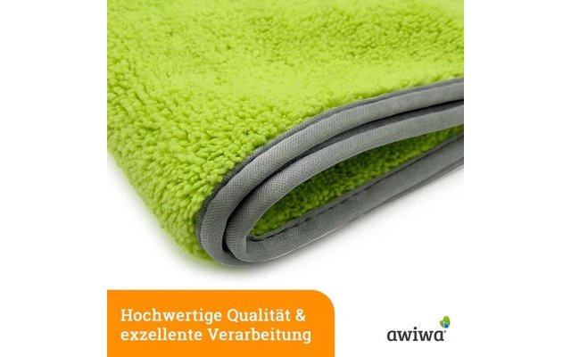 Gefaltetes hellgrünes Mikrofasertuch mit grauem Rand, orange Rechteck mit dem Text ‚Hochwertige Qualität & exzellente Verarbeitung‘ und ‚awiwa‘-Logo