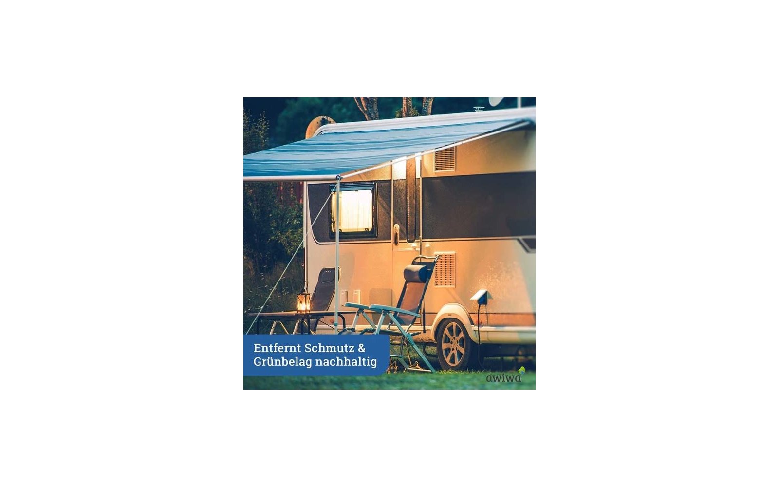 Wohnwagen mit ausgefahrener Markise, zwei Liegestühlen, kleinem Tisch mit Laterne, Bodeneuchte, Gras im Vordergrund, Bäume im Hintergrund; Schriftzug 'Entfernt Schmutz & Grünbelag nachhaltig' und Wasserzeichen 'awiwa'
