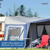 Wohnwagen mit blau-weißem Vorzelt/Markise, Fenster mit Moskitonetz, roter Klappstuhl auf Gras, Bäume und blauer Himmel, Logo awiwa oben rechts, blauer Textbalken unten links mit dem Schriftzug Erhöht Lebensdauer von Markisen und Vorzelten
