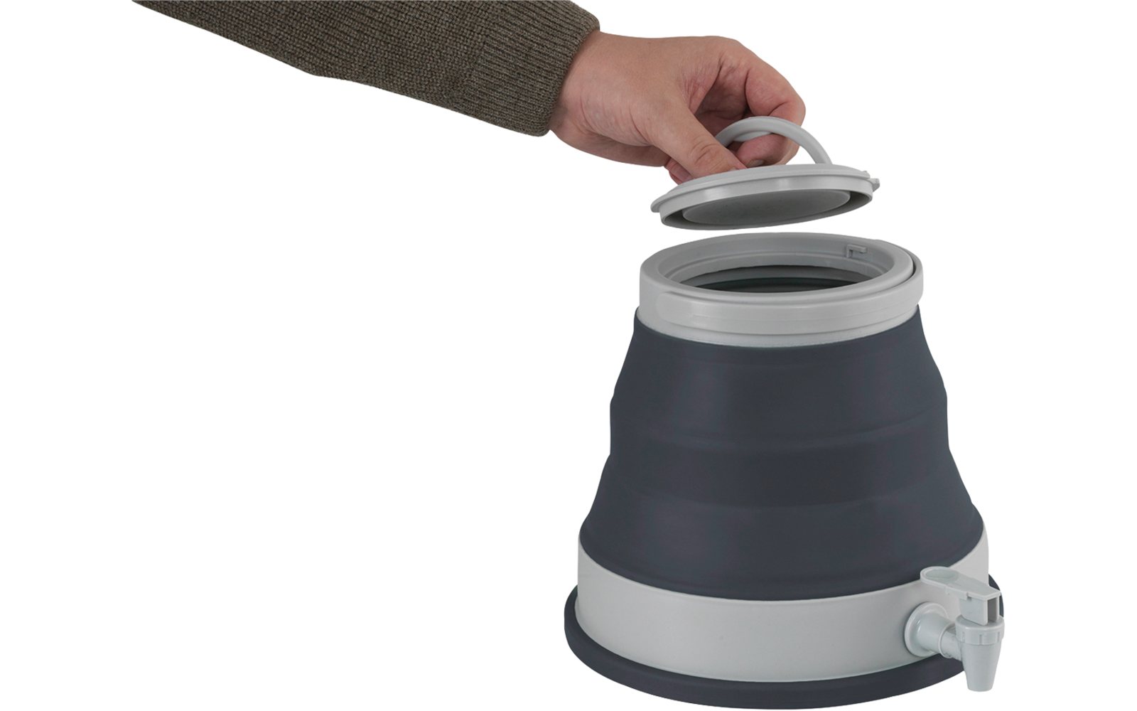 Hand öffnet silber-grauen, faltbaren Wasserkocher