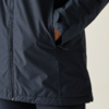 Gros plan sur une main dans la poche d'une veste bleu foncé