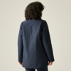 Personne aux cheveux bouclés vue de dos portant une veste bleu foncé