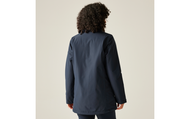 Personne aux cheveux bouclés vue de dos portant une veste bleu foncé