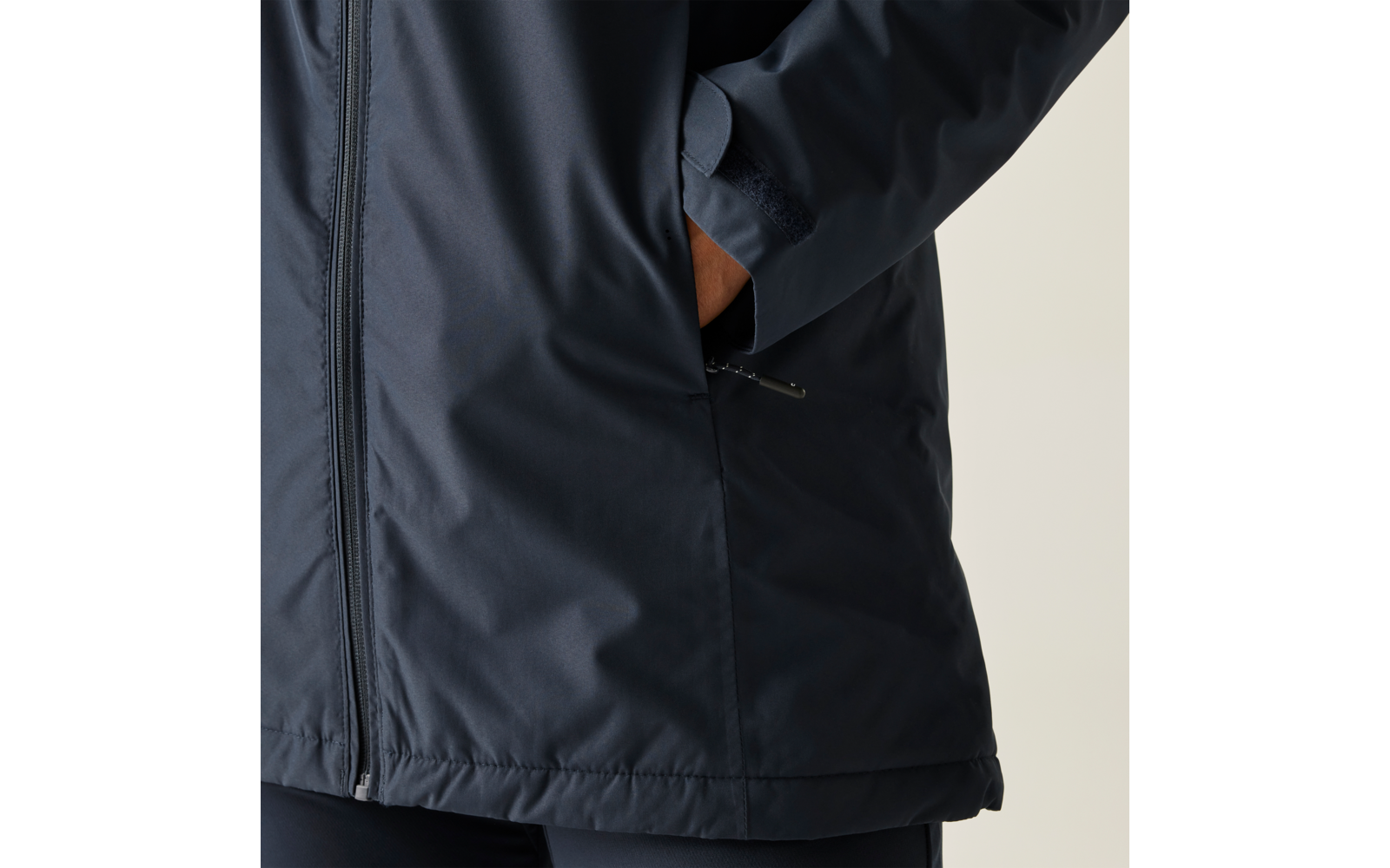 Gros plan sur une main dans la poche d'une veste bleu foncé