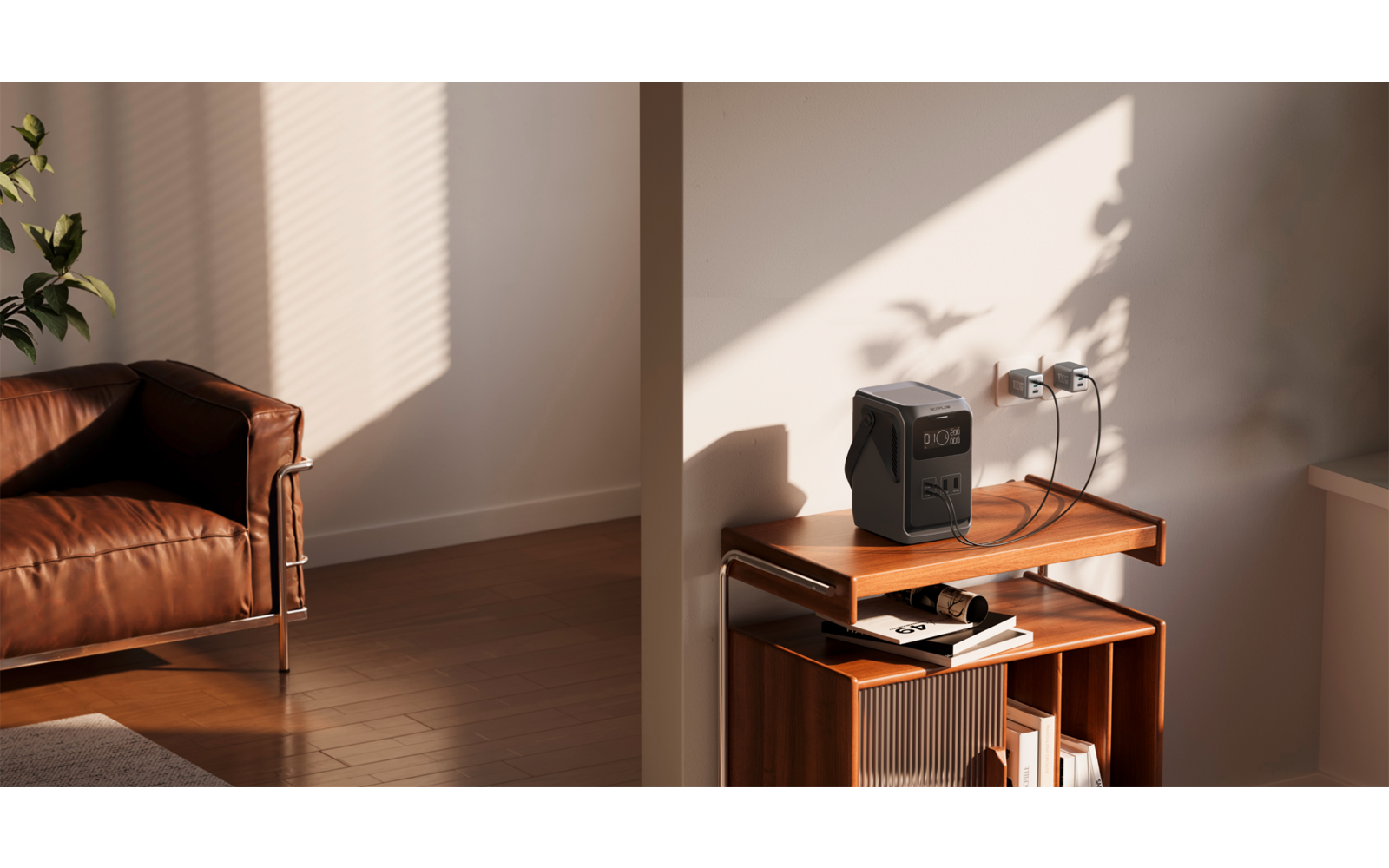Braunes Ledersofa links, Holzboden, kleiner hölzerner Beistelltisch rechts mit Retro-Radio und Büchern, Sonnenlicht und Schatten an der Wand, Zimmerpflanze in der Ecke