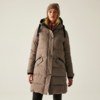 Frau trägt lange beige Winterjacke mit Kapuze und schwarzen Rucksack