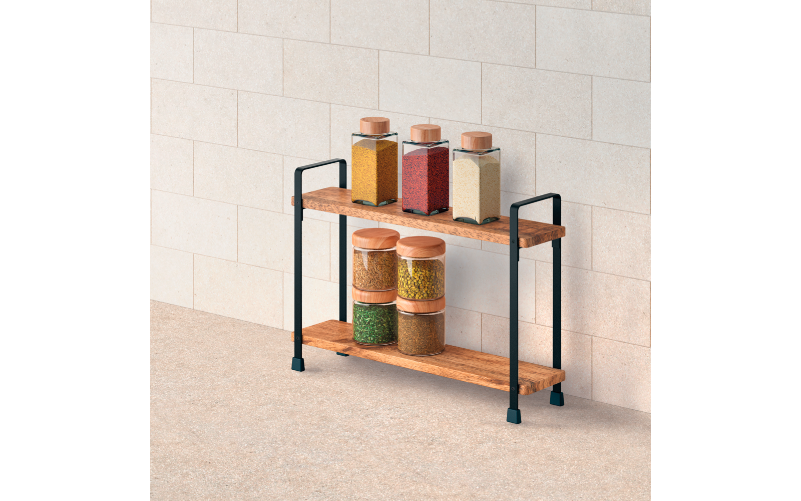 Zweistufiges Holzregal mit schwarzem Metallgestell vor heller gefliester Wand; auf dem oberen Brett drei quadratische Glasbehälter mit Holzdeckeln gefüllt mit gelbem, rotem und beigem Material; auf dem unteren Brett mehrere runde Glasbehälter mit Hol