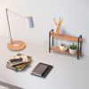 Tischfläche mit weißer Tischlampe, Holzfuß; Stapel Bücher, geschlossenes Notizbuch mit Tablet; kleines zweistöckiges Holzregal mit Glas mit Bleistiften, weißer Keramikschale und kleinem Topf mit grüner Pflanze