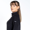 Porträt einer Frau mit hellem Teint und braunen Haaren, die seitlich schaut und einen schwarzen Pullover trägt