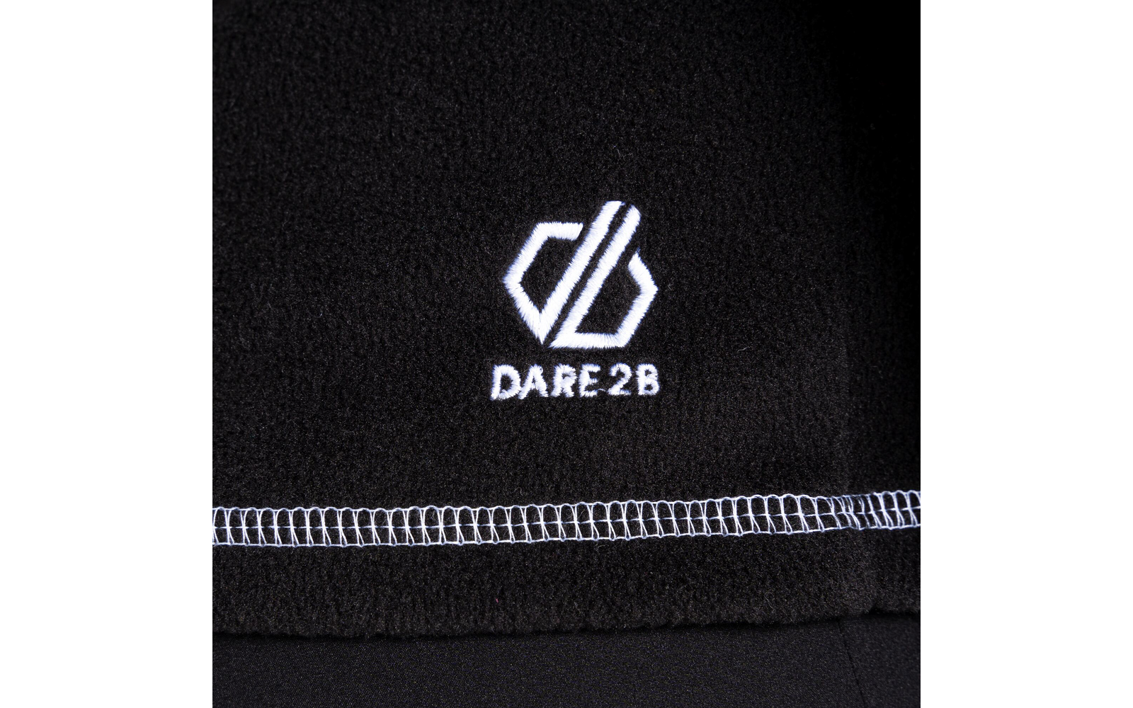 Schwarzer Stoff mit weißem Dare 2b Logo und grauer Naht