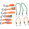 Mehrere orange und grüne Spanngurte mit Haken und Ratschen auf weißem Hintergrund