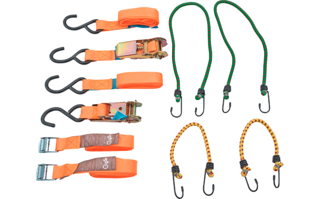 Mehrere orange und grüne Spanngurte mit Haken und Ratschen auf weißem Hintergrund