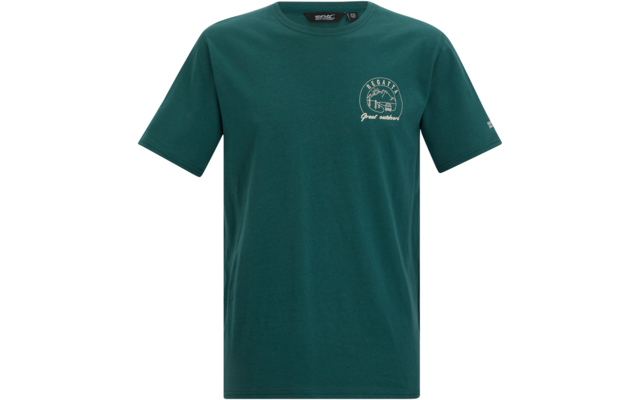 Dunkelgrünes T‑Shirt mit kurzen Ärmeln und Rundhalsausschnitt, weiße runde Brustgrafik links mit Linienzeichnung eines Segelboots und Text, kleines weißes Logo am linken Ärmel