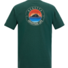 Rückansicht eines dunkelgrünen T-Shirts mit rundem Aufdruck 'Regatta Adventure Life' mit Berg, Sonne und Wasser