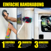 Person sprüht Schaumreiniger auf eine Oberfläche, daneben ein Mop mit rotem und grünem Wischkopf und ein weißes Auto im Hintergrund