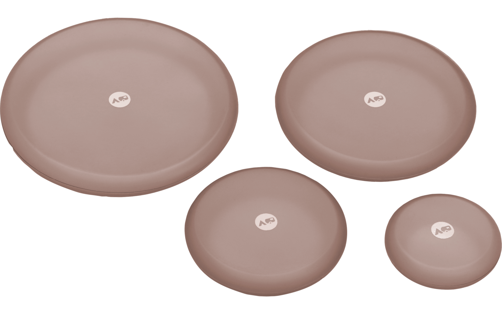 Vier ronde platte roze-beige borden in verschillende maten op een witte achtergrond, elk met een kleine witte cirkel in het midden