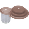 Glazen pot met lichtroze‑beige siliconen deksel links; twee ronde, in elkaar geschoven roze‑beige siliconen deksels rechts, elk met een witte cirkel in het midden