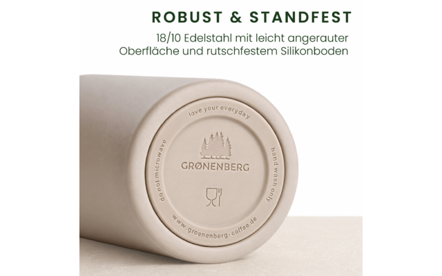 Beige liegender zylindrischer Becher, Nahaufnahme des Bodens mit runder, geprägter Silikonsohle; zentraler Stempel mit Bäumen und Text 'GRØNENBERG', zwei Piktogramme; umlaufender Text 'love your everyday', 'do not microwave', 'hand wash only' und Web