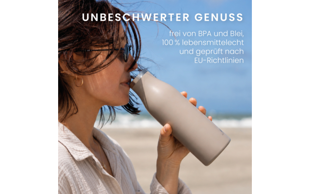 Frau mit Sonnenbrille trinkt aus beige Trinkflasche am Strand; im Hintergrund Sand, Meer und blauer Himmel; oben weißer Text 'UNBESCHWERTER GENUSS' und kleiner deutscher Text
