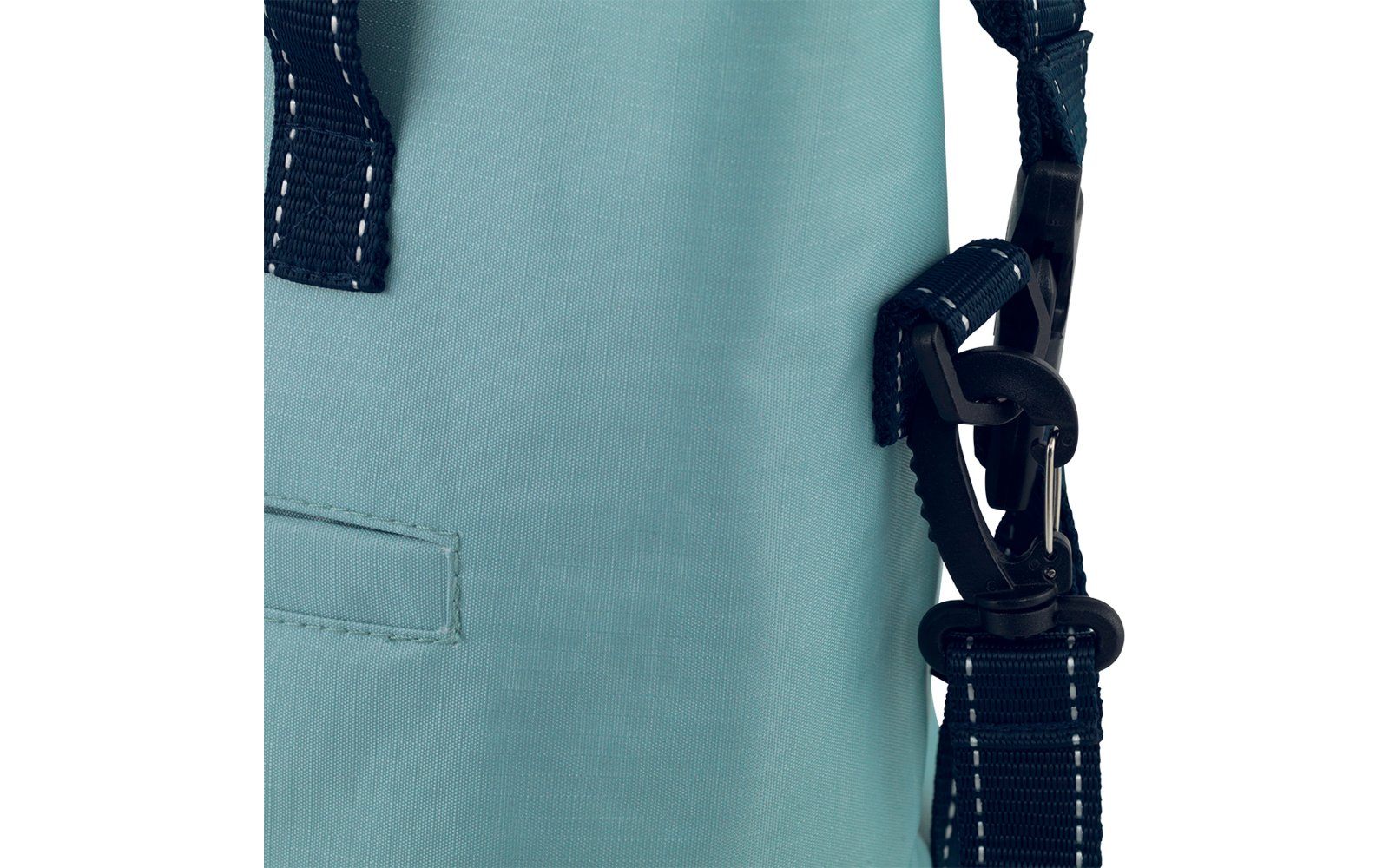 Nahaufnahme einer hellblauen Tasche mit dunkelblauem Schultergurt, weißen Stichen und schwarzem Kunststoffclip