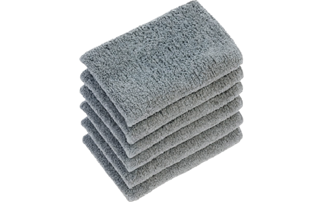 Ein Stapel hellgrauer Frotteehandtücher, ordentlich gefaltet
