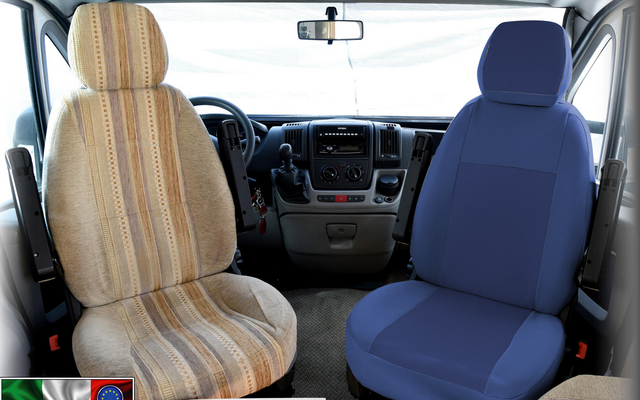 Vue intérieure d’un véhicule avec deux sièges avant, l’un recouvert d’une housse marron, l’autre d’une housse bleue