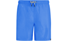 Short de bain bleu avec taille élastique et cordon blanc et noir, petite étiquette noire en bas à droite de l'ourlet