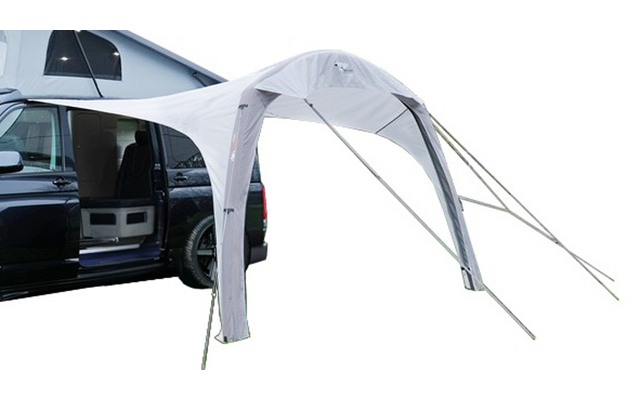 Dunkler Campingbus mit aufgeklapptem Aufstelldach, geöffneter Schiebetür und hellgrauem Vorzelt, weißer Hintergrund